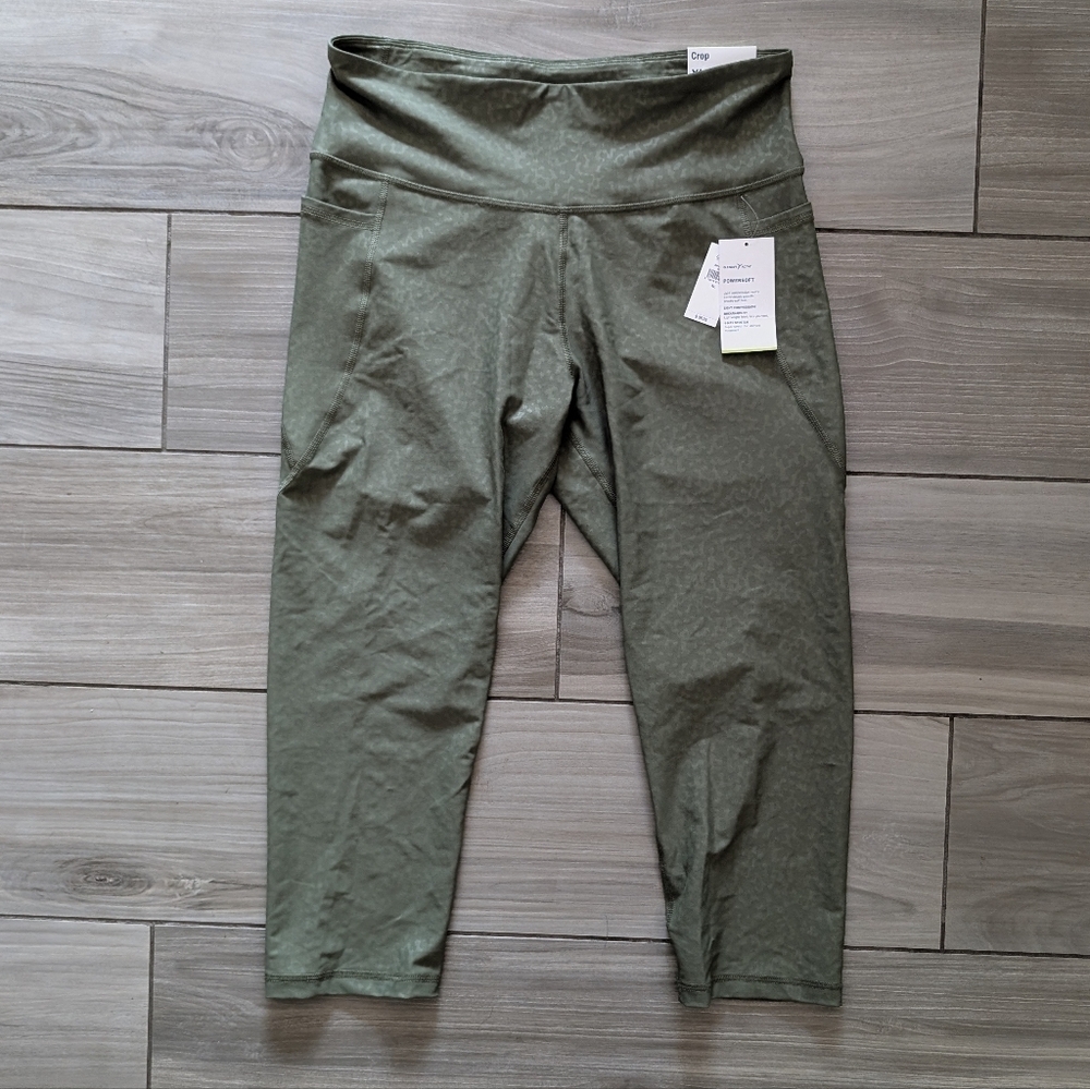 Old Navy Green Cheetah Print Crop Leggings with Phone Pockets